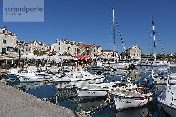 Promenade mit Fischerbooten im Hafen  Primosten  Kroatische Adriaküste  Mitteldalmatien  Dalmatien  Kroatien  Europa