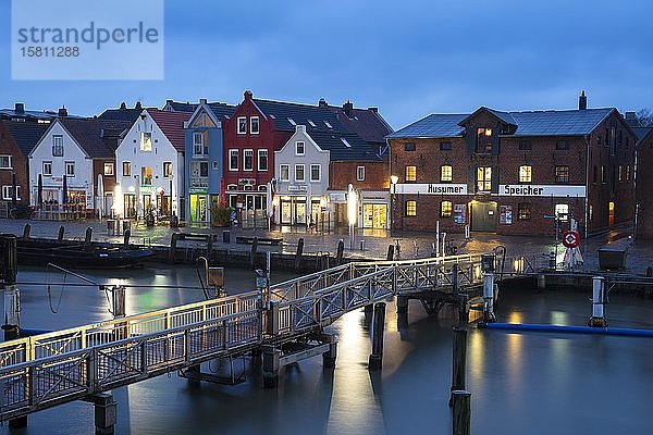 Binnenhafen  Abenddämmerung  Husum  Nordfriesland  Schleswig-Holstein  Deutschland  Europa