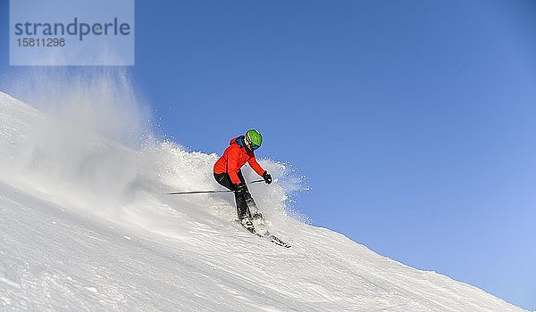 Skifahrer auf steiler Piste  schwarze Piste  blauer Himmel  SkiWelt Wilder Kaiser  Brixen im Thale  Tirol  Österreich  Europa