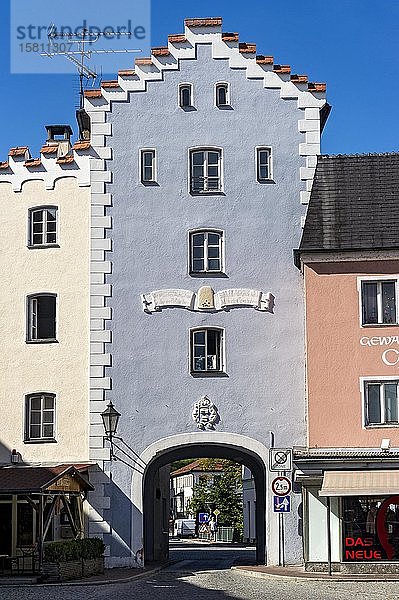 Kirchentor  mittelalterliches Stadttor  Kirchentorplatz  Dorfen  Oberbayern  Bayern  Deutschland  Europa