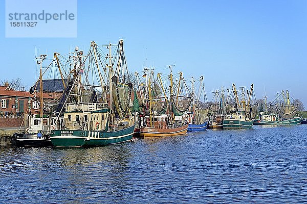 Fischerboote im Hafen  Greetsiel  Nordsee  Niedersachsen  Deutschland  Europa