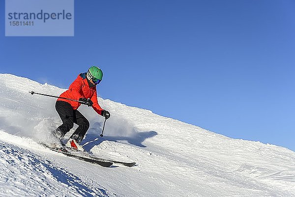 Skifahrer auf steilem Abhang  schwarze Piste  blauer Himmel  SkiWelt Wilder Kaiser  Brixen im Thale  Tirol  Österreich  Europa