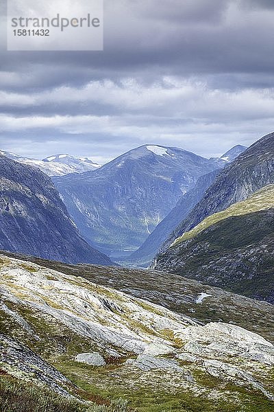 Berglandschaft  Felsen  Steine  Dovrefjell-Sunndalsfjella Nationalpark  Norwegen  Europa