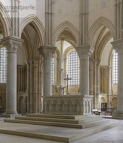 Blick auf den Altar in der romanischen Basilika Sainte-Marie-Madeleine  Vézelay  Département Yonne  Frankreich  Europa