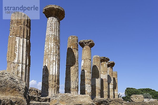 Säulen  Herakles-Tempel  Tempelruinen  Tal der Tempel  Agrigento  Sizilien  Italien  Europa