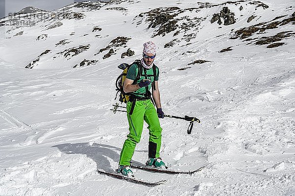 Skitourengeher im Schnee  Übung einer Lawinenverschüttetensuche mit LVS-Gerät  Wattentaler Lizum  Tuxer Alpen  Tirol  Österreich  Europa