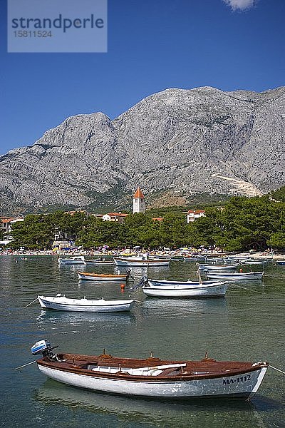 Dorfansicht mit Fischerboot  Promajna  Biokovo-Gebirge  Makarska Riviera  Dalmatien  Kroatische Adriaküste  Kroatien  Europa