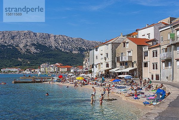 Promenade mit Strand  Baska  Insel Krk  Bucht des Kvarner Golfs  kroatische Adriaküste  Kroatien  Europa