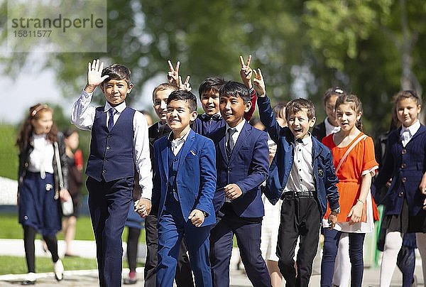 Glückliche Studenten in Abendkleidung auf dem Universitätsboulevard  Samarkand  Provinz Samarqand  Usbekistan  Asien