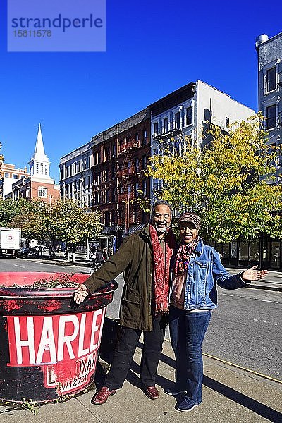 Schwarzes Paar neben dem Harlem-Schild  New York City  USA  Nordamerika