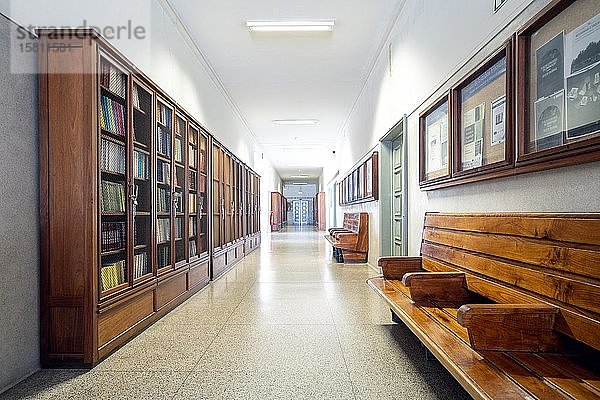 Leerer Korridor der Universität von Coimbra  einer der ältesten Universitäten Europas  Portugal  Europa