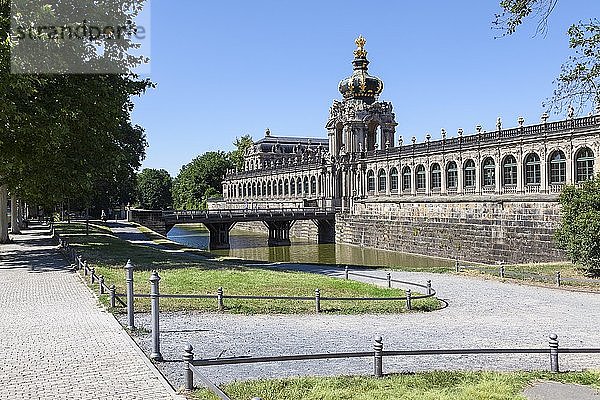 Kronentor  Lange Galerie und Zwingergraben mit Grabenbrücke  Zwinger  Außenansicht  Dresden  Sachsen  Deutschland  Europa