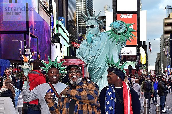 Freiheitsstatue als Fotoobjekt für Touristen am Times Square  Manhattan  New York City  New York State  USA  Nordamerika