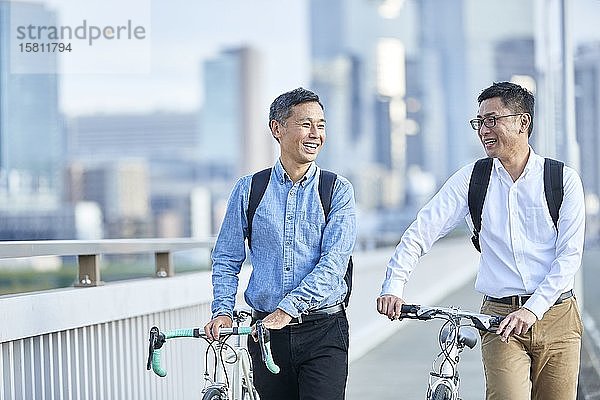 Ältere japanische Männer mit Fahrrädern in der Innenstadt von Osaka  Japan