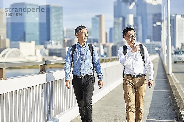 Ältere japanische Männer in der Innenstadt von Osaka  Japan