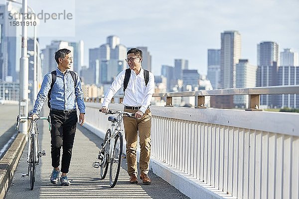 Ältere japanische Männer mit Fahrrädern in der Innenstadt von Osaka  Japan