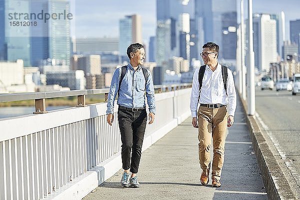 Ältere japanische Männer in der Innenstadt von Osaka  Japan