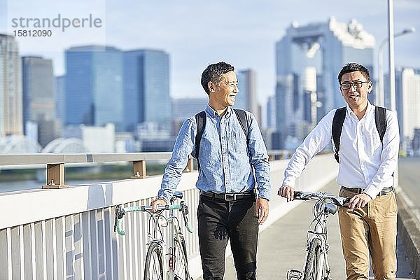 Ältere japanische Männer mit Fahrrädern in der Innenstadt von Osaka  Japan