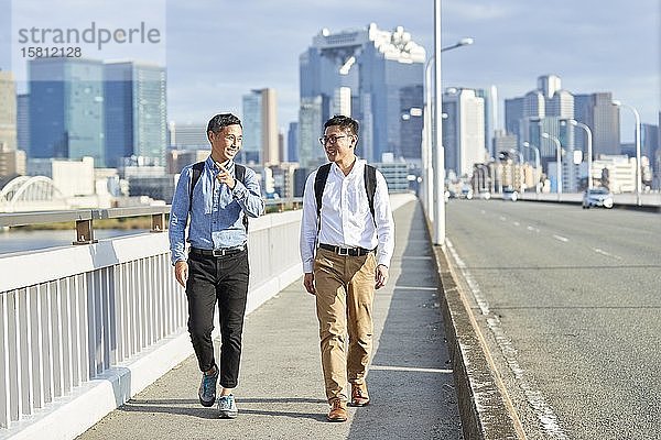 Ältere japanische Männer in der Innenstadt von Osaka  Japan