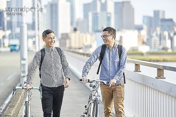 Ältere japanische Männer mit Fahrrädern in der Innenstadt von Osaka  Japan