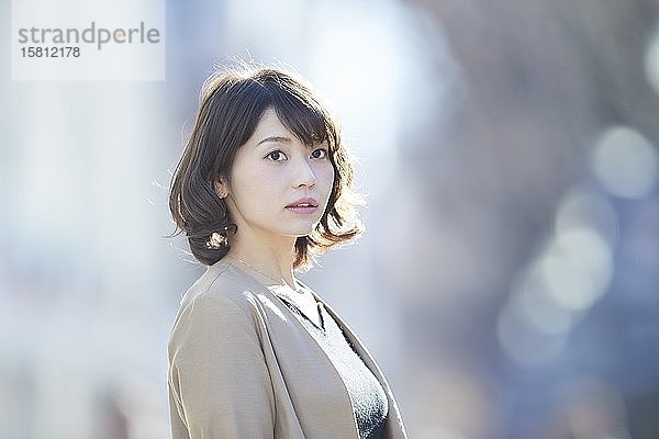 Junge japanische Frau in der Innenstadt von Tokio