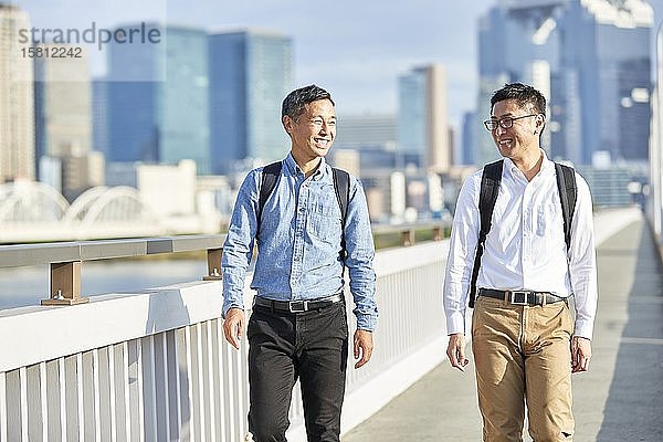 Ältere japanische Männer in der Innenstadt von Osaka  Japan