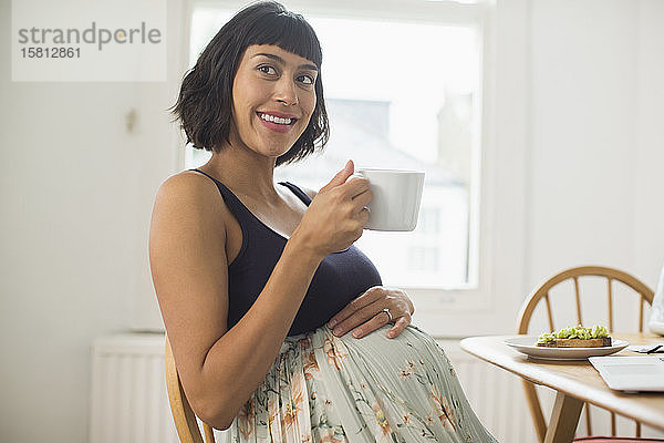 Porträt glückliche schwangere Frau trinkt Tee