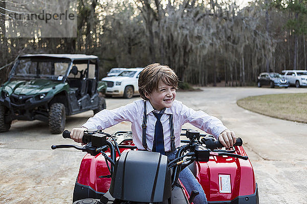 Ein lächelnder sechsjähriger Junge in einem Kinderwagen