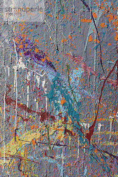 Bunte Graffiti-Farbe verspritzt und tropfend auf Stadtmauer  Nahaufnahme
