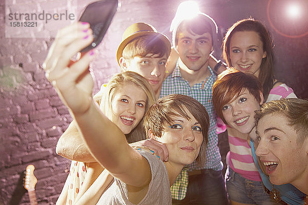 Glückliche Teenager-Freunde machen ein Selfie auf einer Party