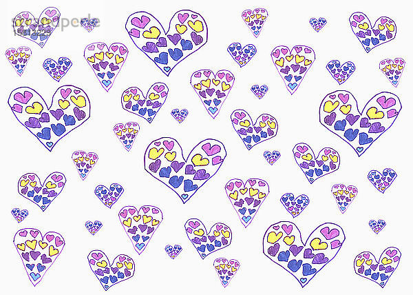 Childs Zeichnung von Multi farbigen Herzen auf weißem Hintergrund