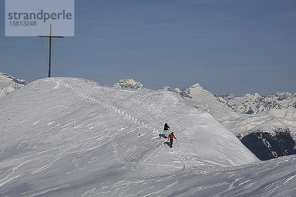 Langläufer auf einem sonnigen  verschneiten Berg  Brixen  Südtirol  Italien