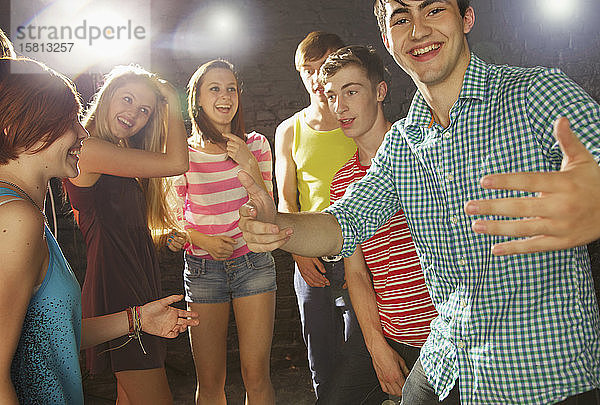 Glückliche Teenager-Freunde tanzen auf einer Party