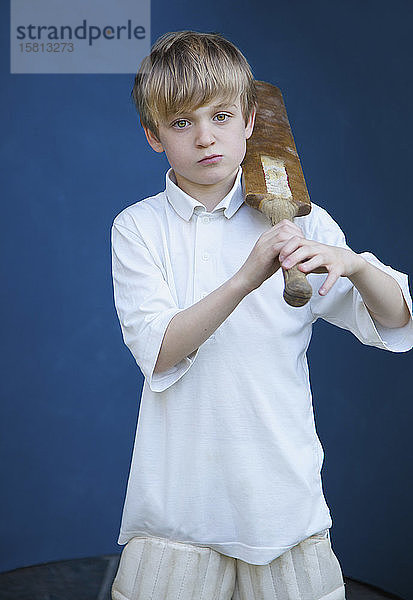 Porträt selbstbewusster Junge mit Kricketschläger