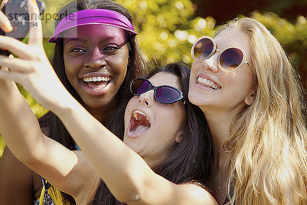 Glückliche Teenager-Mädchen Freunde mit Sonnenbrille nehmen selfie