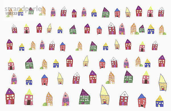 Kinderzeichnung von mehrfarbigen Häusern in einer Reihe auf weißem Hintergrund