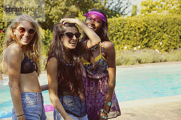Porträt glücklich Teenager-Mädchen Freunde am sonnigen Sommer-Pool