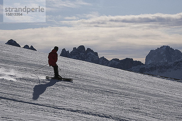 Abfahrtsläufer auf einer sonnigen Skipiste  Brixen  Südtirol  Italien