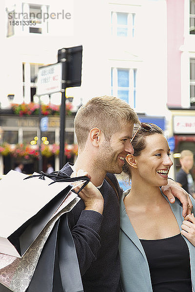 Glückliches Paar beim Einkaufen in der Stadt