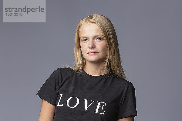 Porträt selbstbewusste junge blonde Frau in der Liebe t-shirt