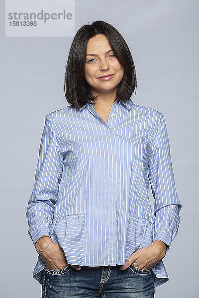 Porträt selbstbewusste Frau in blau-weiß gestreifter Bluse