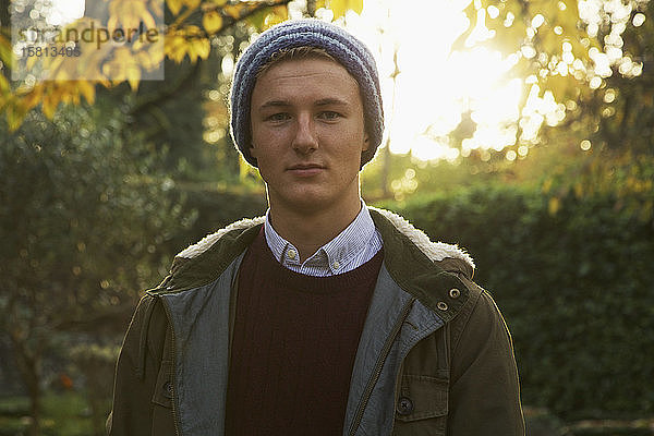 Porträt selbstbewusster Jugendlicher im Herbstpark