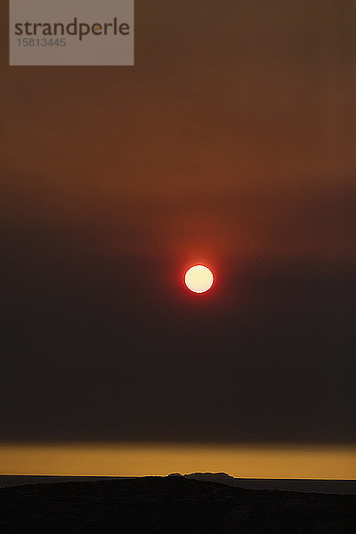 Sonnenuntergang im dramatischen Buschfeuerhimmel über der York Peninsula  Adelaide  Australien