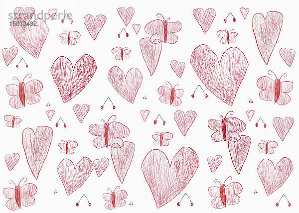 Kinderzeichnung von roten Herzen und Schmetterlingen auf weißem Hintergrund