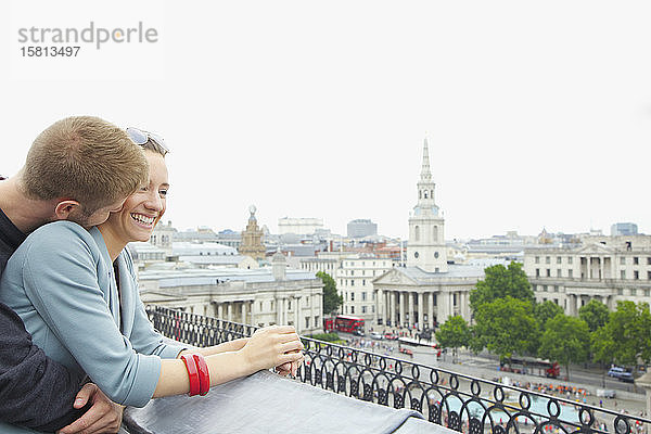 Glückliches  zärtliches Paar über dem Trafalgar Square  London  UK