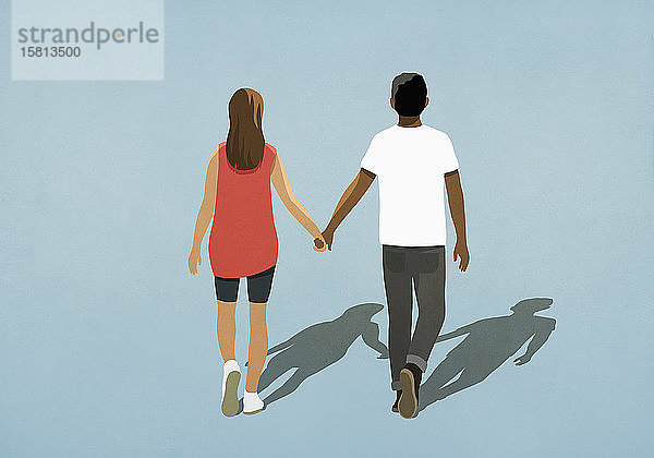 Multiethnisches Paar hält sich an den Händen und geht spazieren