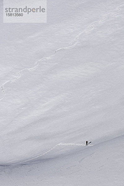 Entfernter Wanderer auf steiler Skipiste  Brixen  Südtirol  Italien