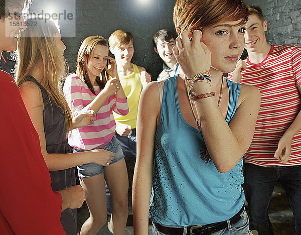 Teenager tanzen auf einer Party