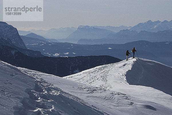 Paar beim Wandern auf einem sonnigen  malerischen  verschneiten Berg  Brixen  Südtirol  Italien