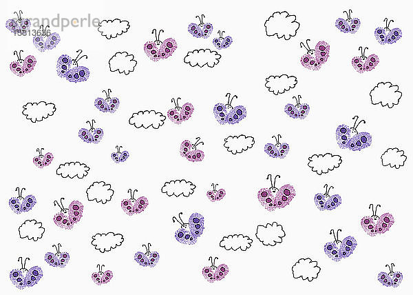 Zeichnung von lila und rosa Schmetterlingen zwischen Wolken